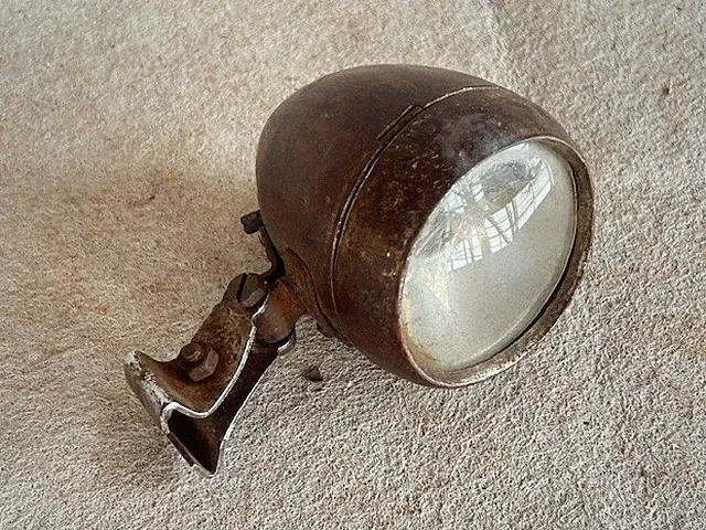 RARE OLD VINTAGE RUSTIC IRON BICYCLE HEADLIGHT, HEAD LAMP, COLLECTIBLE (CL.2)